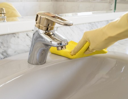 Deep cleaning of a kitchen oven and door glass in Bromley